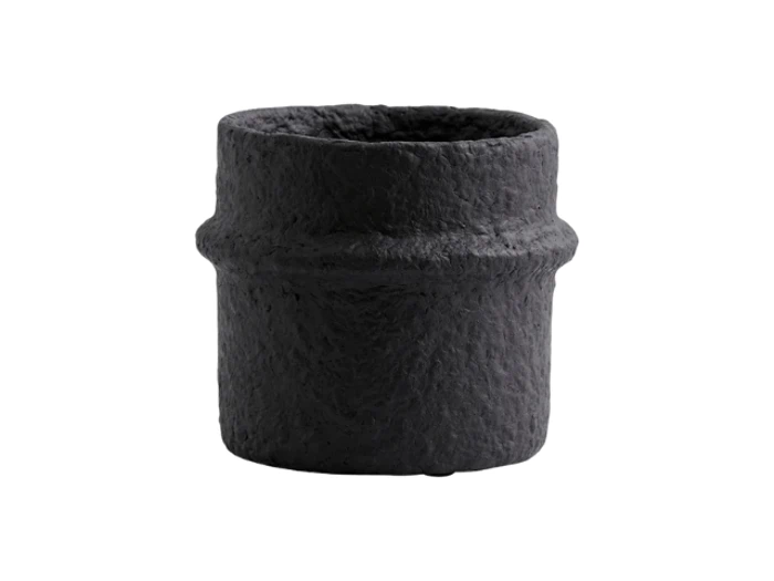En lille, sort, struktureret, cylindrisk krukke med en bred kant og en vandret højderyg i midten på en hvid baggrund.