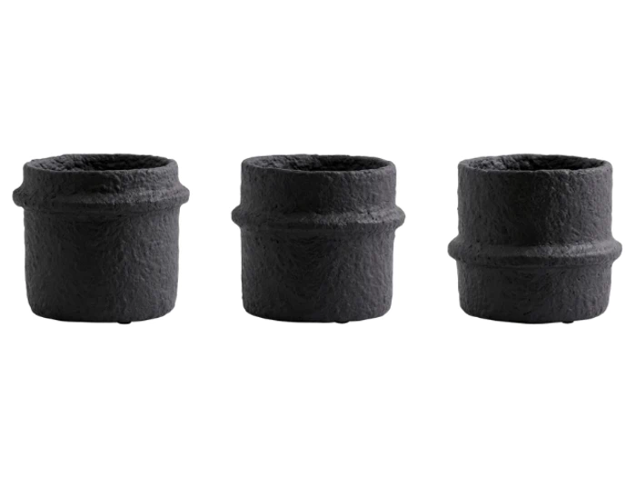Tre cylindriske beholdere med sort struktur og en lille vandret kant nær toppen, vist side om side på en hvid baggrund.