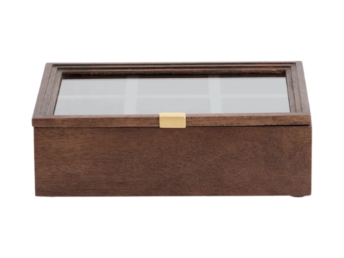En trææske med en glasplade, opdelt i sektioner indeni og et lille guldspænde på forsiden.
