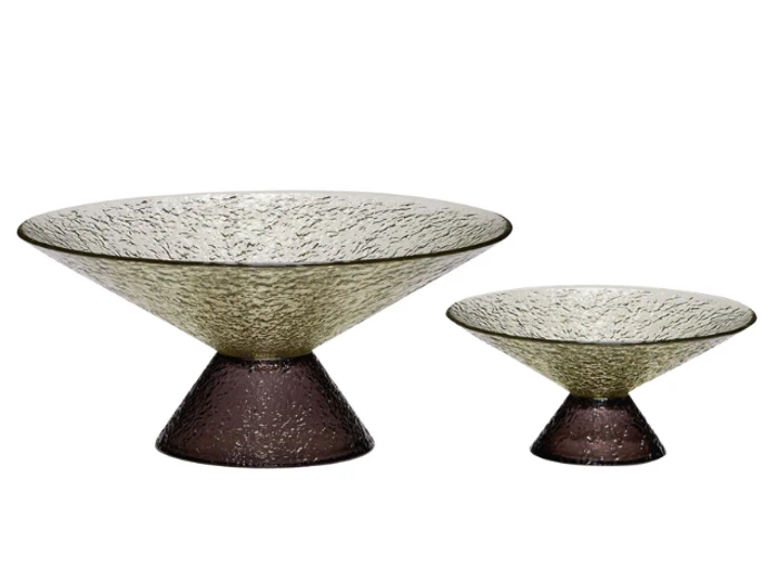 To strukturerede glasskåle med brede, lave toppe og koniske bunde, den ene større end den anden, udstillet på en almindelig hvid baggrund.