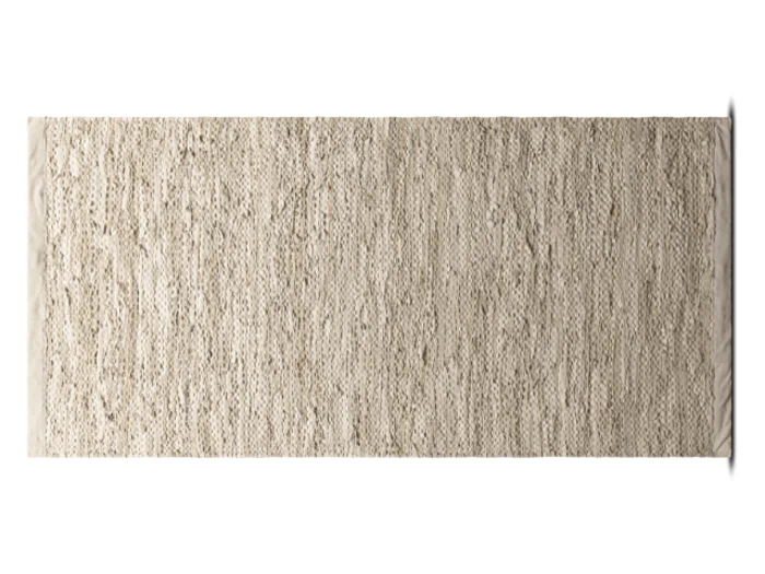 Et rektangulært vævet tæppe i beige med et struktureret, groft strikmønster på en hvid baggrund.