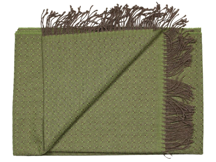 Et foldet grønt strukturtørklæde med brune frynser på kanterne, vist med det ene hjørne vendt for at vise begge sider.