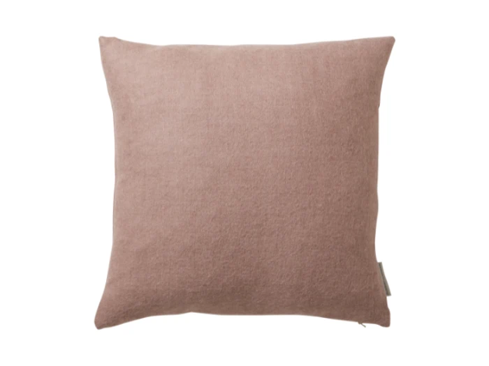 En firkantet, lyserød pude med en almindelig, blød stofoverflade og et lille mærke på den ene kant, vist mod en hvid baggrund.
