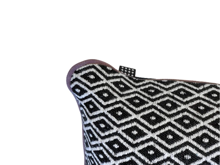 Atelier pude i sort, råhvid og lilla bomuld/Polyester fra Mette Ditmer