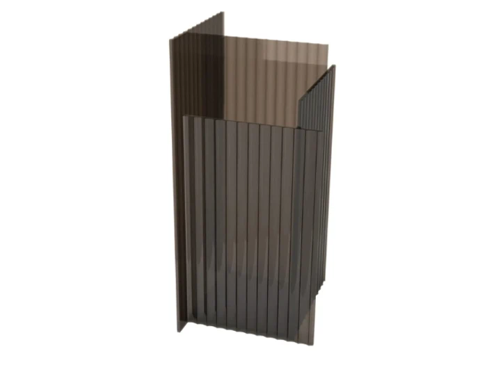 Et højt, rektangulært kabinet af bølgeplast med tre mørke, gennemsigtige paneler, der danner en delvis kasseform, som er åben på den ene side.