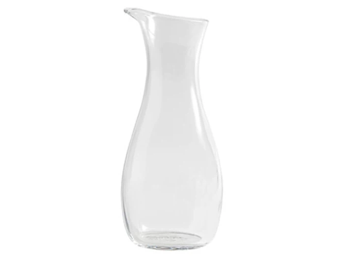 En klar glasvase med tud.