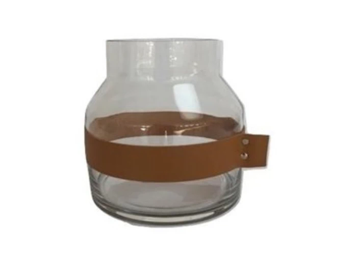 Klar glasvase med bred krop og smal hals, med en brun læderstrop med metalnitter viklet rundt om midten.