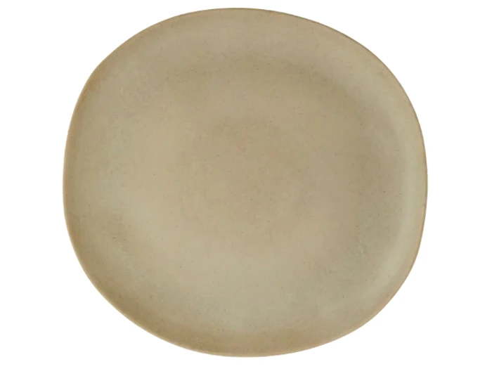 En almindelig, rund beige keramiktallerken med let uregelmæssige kanter, set ovenfra på en hvid baggrund.
