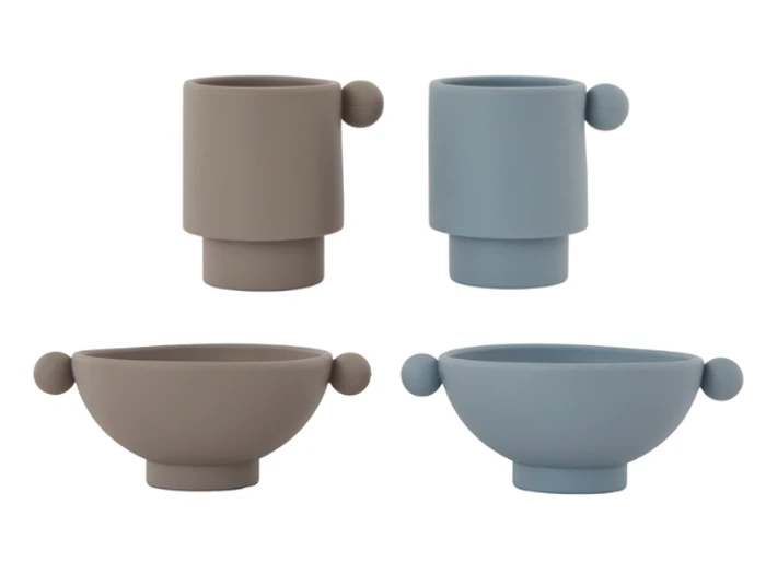 Fire moderne kopper og skåle i taupe og blå, hver med en rund hank på den ene side, udstillet på en hvid baggrund.
