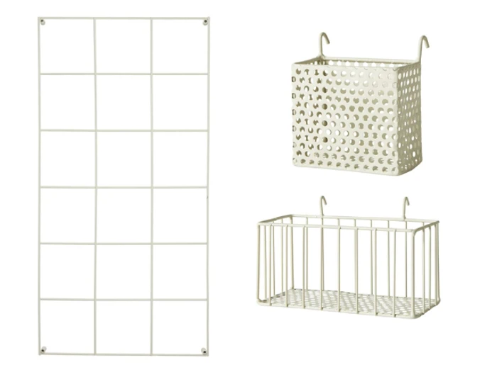 Et hvidt metalgitterpanel og to hvide hængende opbevaringskurve, den ene med et perforeret design og den anden med et åbent tråddesign, vist på en almindelig baggrund.