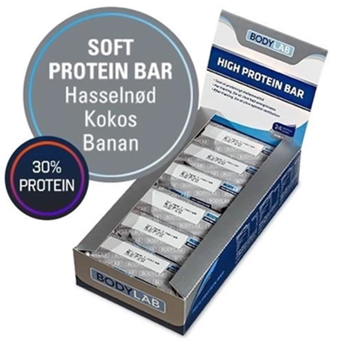 Æske med Bodylab højproteinbarer, mærket blød proteinbar med smag af hasselnød, kokosnød og banan og 30 % protein fremhævet i et cirkulært mærke.