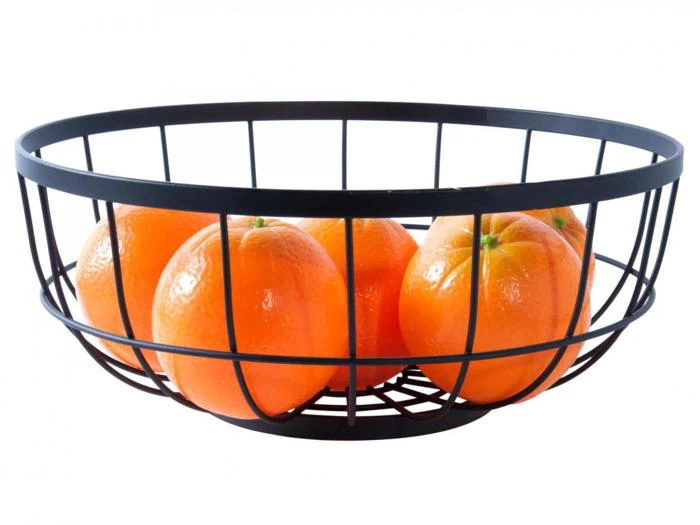 En frugtkurv af sort tråd med fem hele appelsiner på en hvid baggrund.