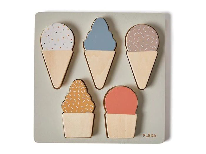 Træpuslespil med fem isvafler i forskellige farver og mønstre på en firkantet beige plade, hvor der står FLEXA i nederste højre hjørne.