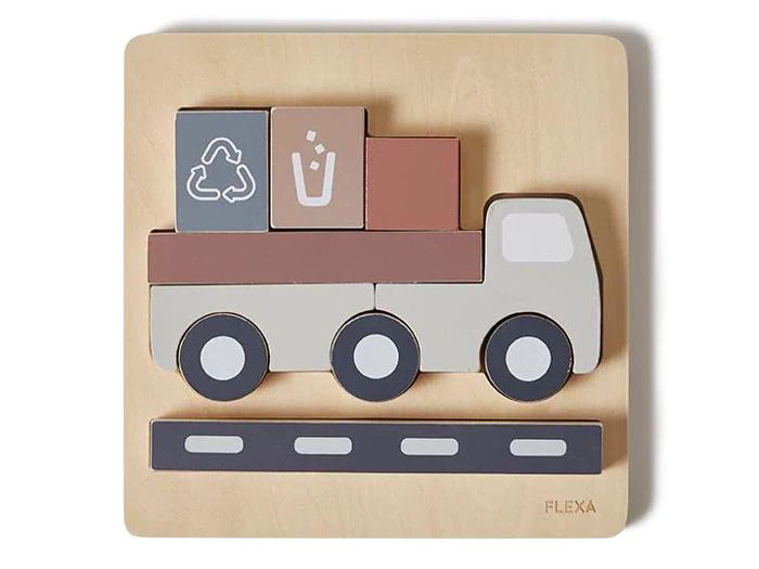 Træpuslespil med en lastbil, der transporterer klodser, bl.a. med genbrugs- og affaldssymboler, og en separat brik, der ligner en vej i bunden.