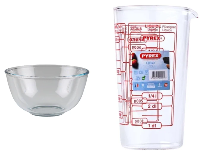 En røreskål i klart glas og en høj Pyrex-målekande med røde målemarkeringer.