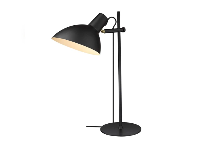 En moderne sort skrivebordslampe med en rund fod, justerbar vinklet skærm og en synlig netledning på en hvid baggrund.