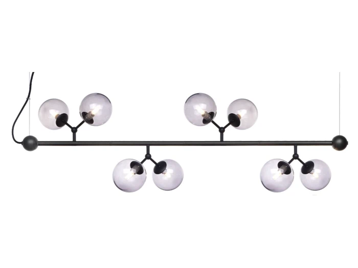 Moderne lysekrone med en vandret sort stang og seks kugleformede lampeskærme af klart glas, der hver er fastgjort til stangen med sorte stænger og hænger i to snore.