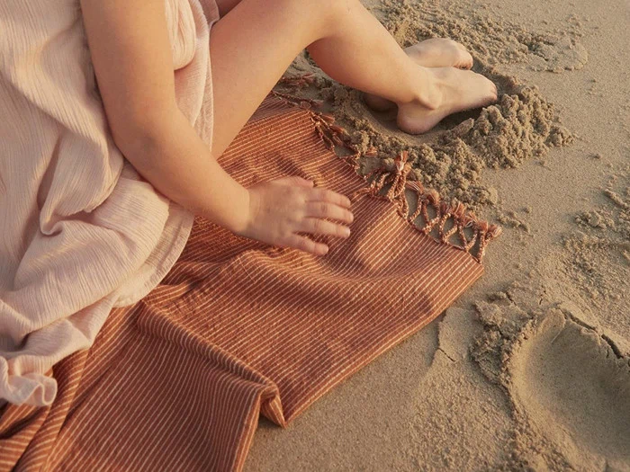 Stribet Gobi sengetæppe i 100% økologisk bomuld fra OYOY - karamel/råhvid