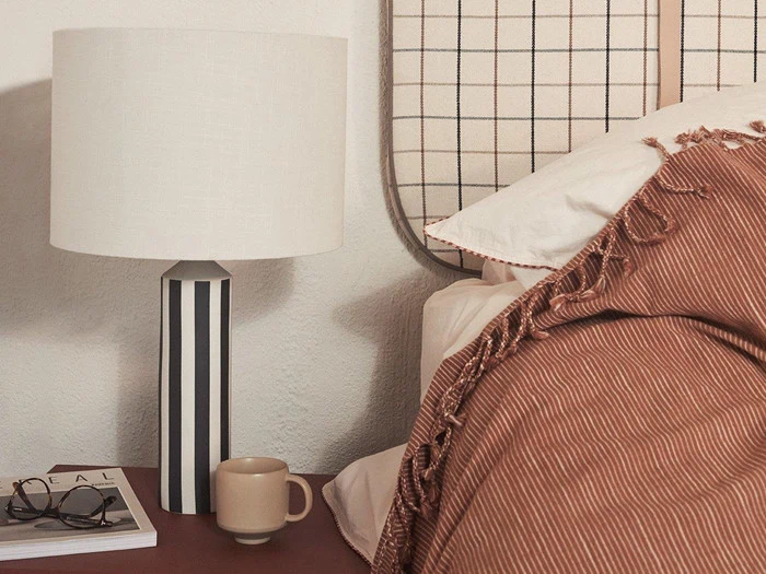 Stribet Gobi sengetæppe i 100% økologisk bomuld fra OYOY - karamel/råhvid