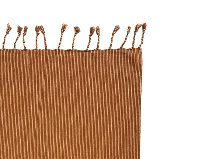 Stribet Gobi sengetæppe i 100% økologisk bomuld fra OYOY - karamel/råhvid