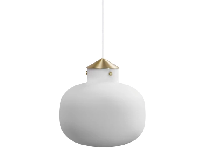 En moderne pendel med en rund, mat hvid glasskærm og en guldmetallisk top, der hænger i en hvid ledning mod en hvid baggrund.