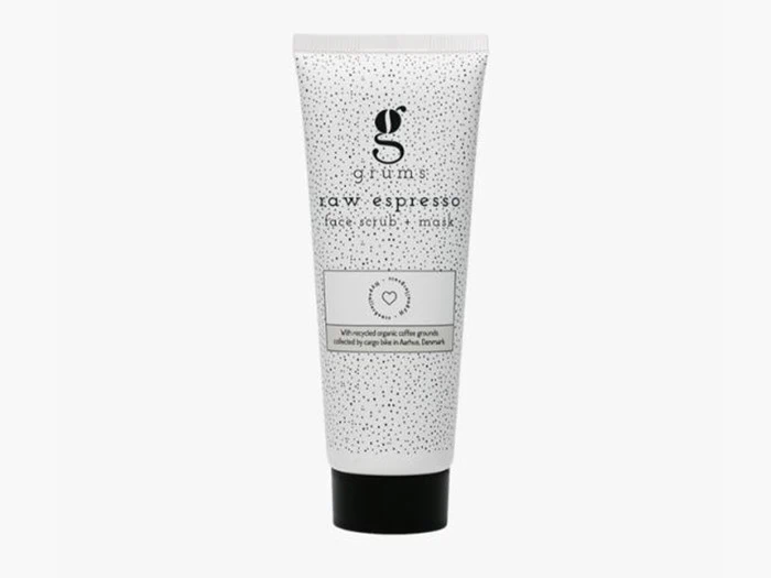 En hvid tube mærket grums raw espresso face scrub + mask med en sort hætte, med små prikkede mønstre og minimalistisk design.