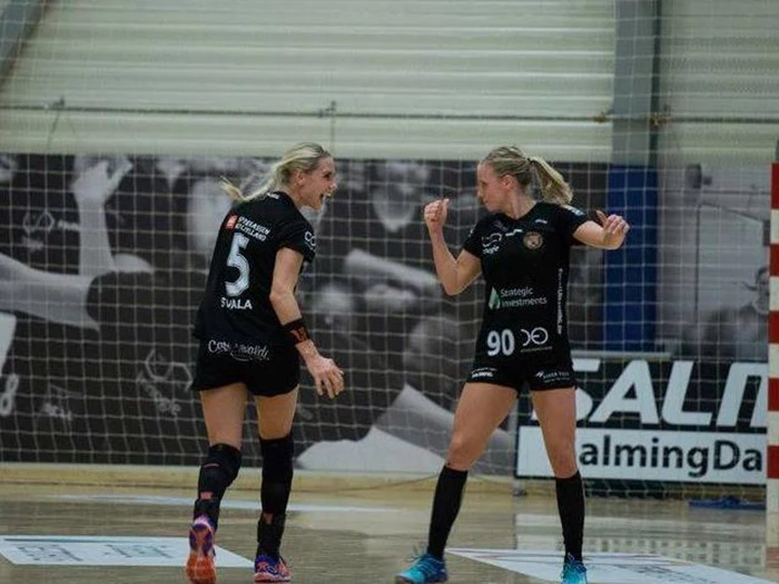 Louise Svalastog Spellerberg spillertrøje med autograf fra København Håndbold