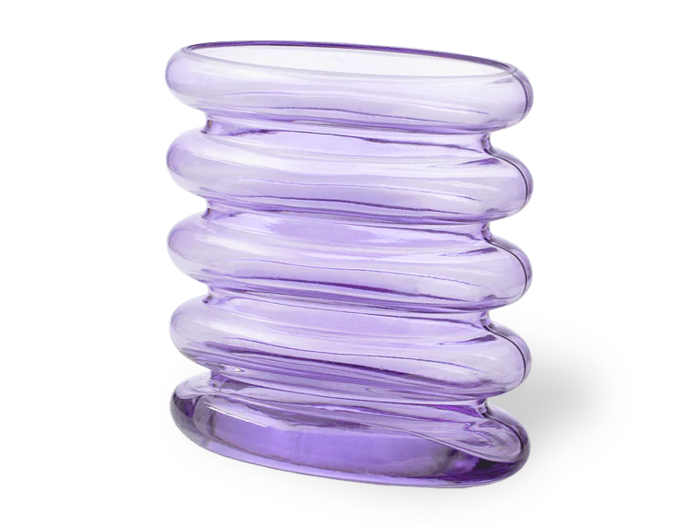 En bølget, gennemskinnelig lilla glasvase med et riflet, skulpturelt design på en hvid baggrund.