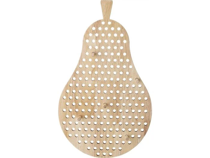 En pæreformet træplade med et håndtag og jævnt fordelte runde huller, der dækker overfladen.