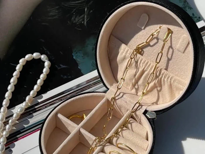 Rundt sort smykkeskrin 