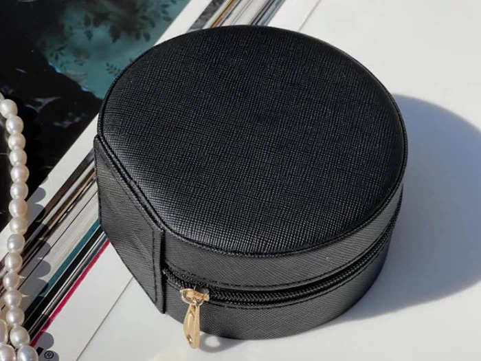 Rundt sort smykkeskrin 