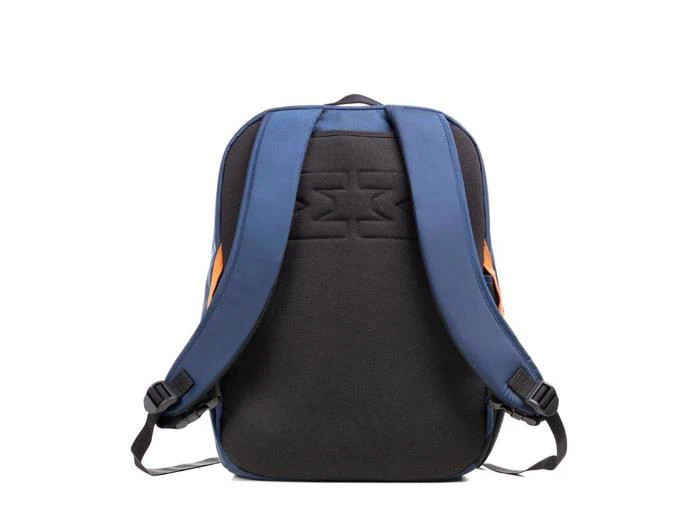 En blå og sort rygsæk set bagfra med polstrede skulderstropper og et sort rygpanel med et geometrisk design.