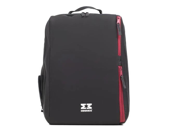 En sort rygsæk med lodret lyserød lynlås, sidelomme og det hvide MINIMES-logo på forsiden, fotograferet mod en hvid baggrund.