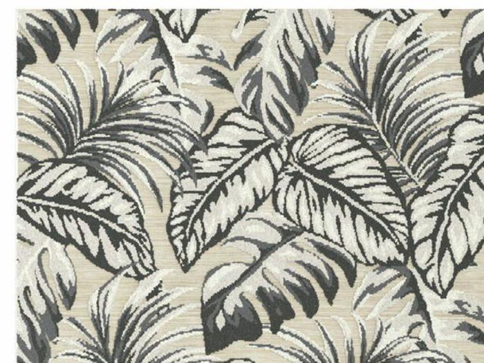 Beige og hvidt stof med et dristigt sort og gråt tropisk bladmønster med overlappende store palmeblade.