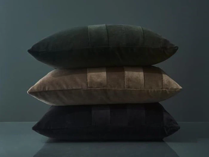 SANATI pude i 100% bomuldsfløjl fra AYTM - anthracite