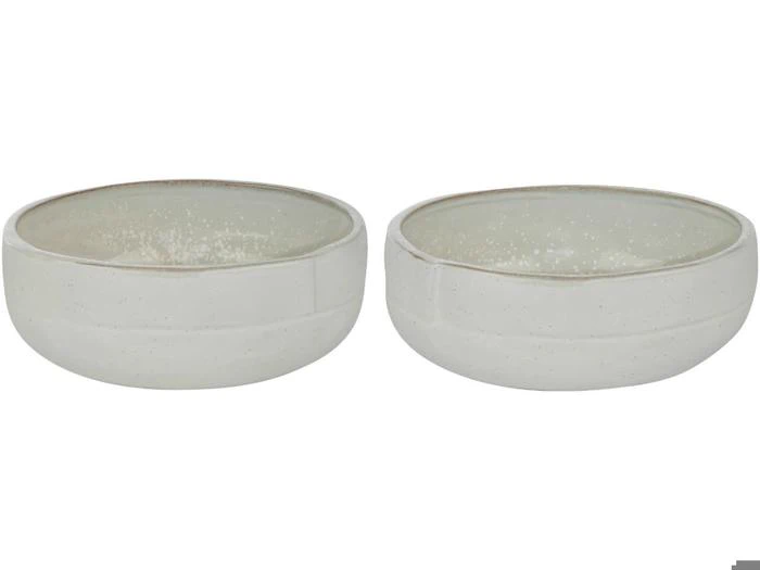 To runde, lave, hvide keramikskåle med en let spættet overflade, placeret side om side på en ensfarvet baggrund.