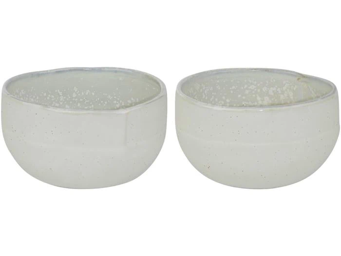 To runde, hvide keramikskåle med let uregelmæssige former og et subtilt prikket mønster, placeret side om side.