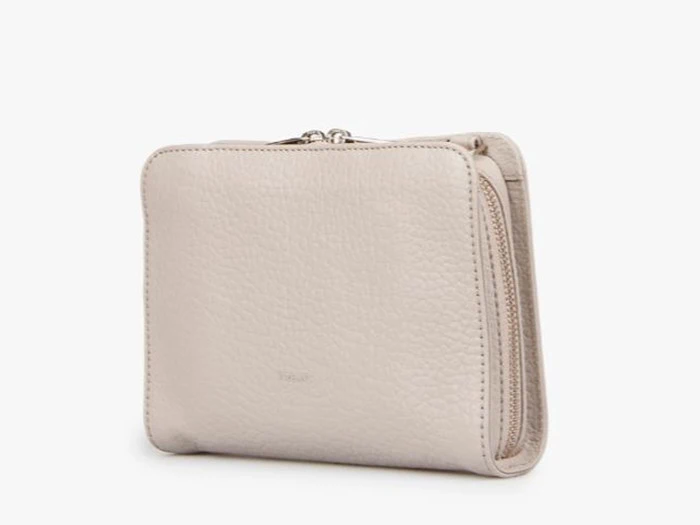 En lys beige læderpung med lynlås og struktureret finish, vist stående på en hvid baggrund.