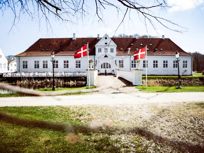 Slotsophold for 2 personer på Store Restrup Slotshotel 