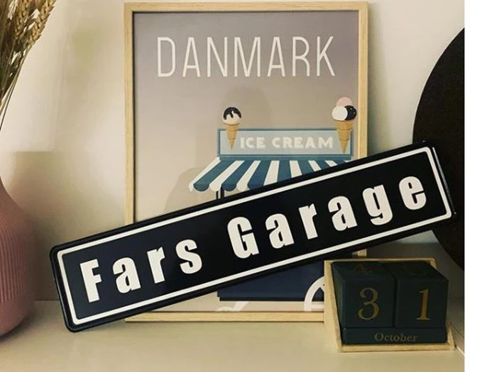 Personligt vejskilt i metal med valgfri tekst