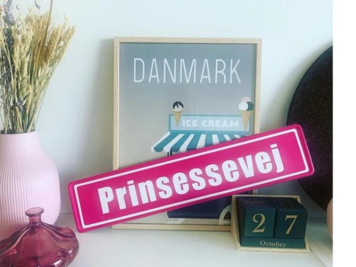 Personligt vejskilt i metal med valgfri tekst