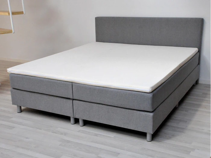 Appear seng 140 cm med gavl fra COUZ