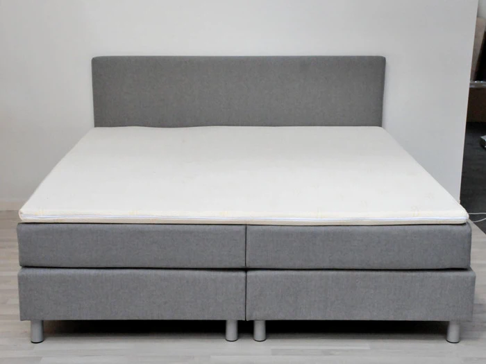 Appear seng 140 cm med gavl fra COUZ