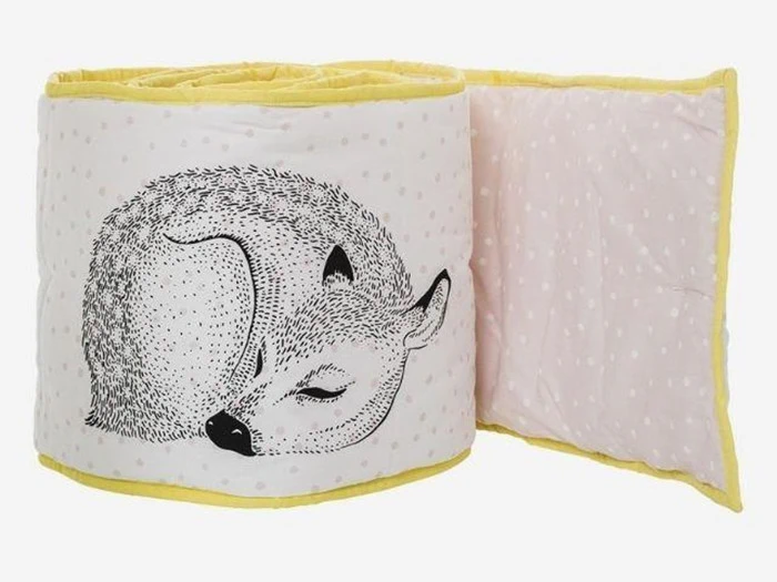 Sengerand i rosa bomuld fra Bloomingville