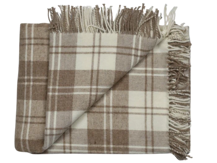Et foldet plaid-tæppe med brun- og cremefarvet ternet mønster og frynsede kanter.