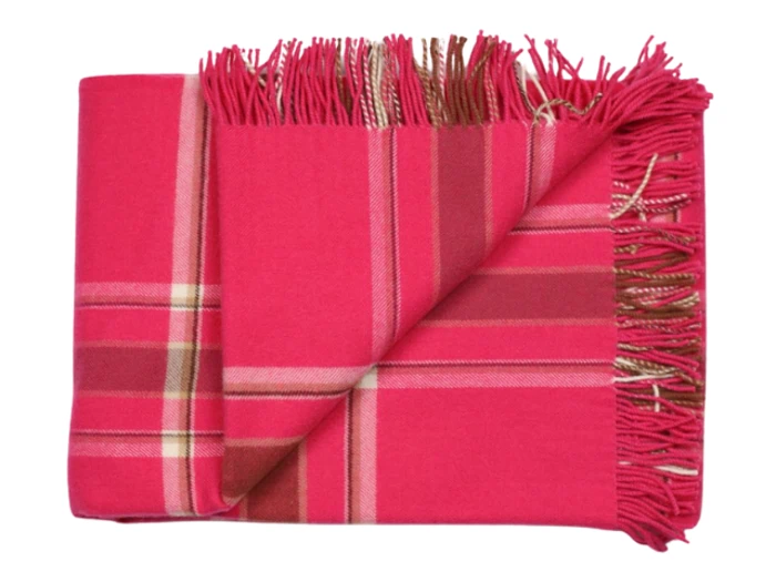 Et foldet rødternet tæppe med rosa, hvide og beige striber og frynsede kanter. Det ene hjørne er vendt om, så man kan se begge sider af tæppet.
