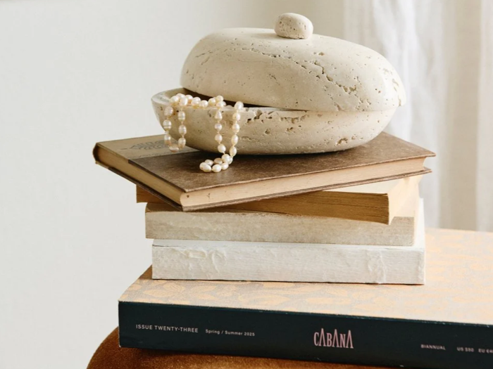 Nordal, Sitra, Krukke, Ivory, Travertine, H:8 x B:8 x L:18 cm