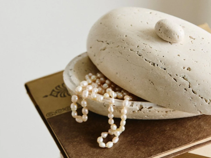 Nordal, Sitra, Krukke, Ivory, Travertine, H:8 x B:8 x L:18 cm