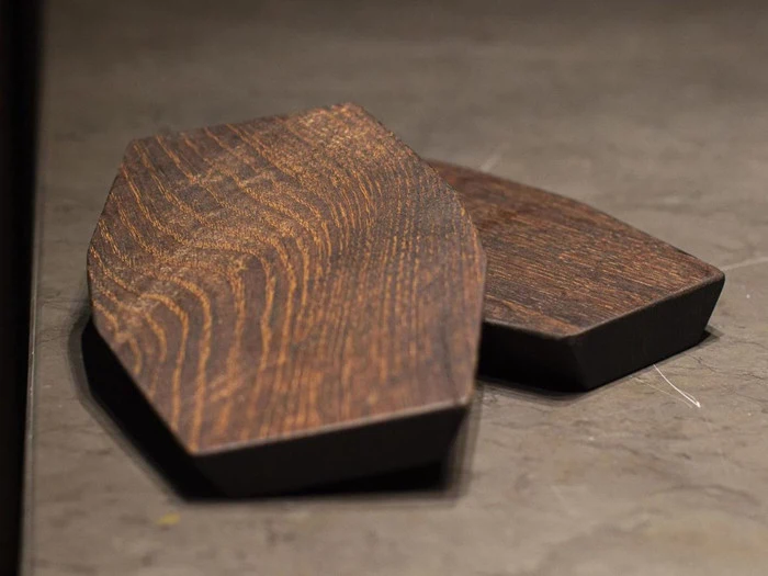 Salt og Peberkværn fad + Skærebræt i røget egetræ fra Heldal Design