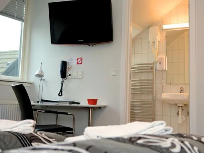 Overnatning for 2 personer i luksusværelse hos Hotel Frederikshavn